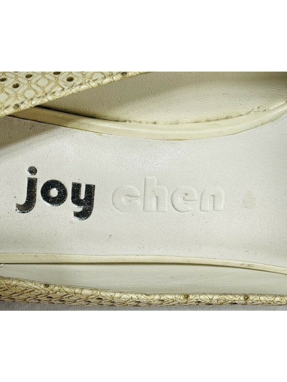 Joy Chen Womens Beige Wedge Shoes Gold Logo Medallion Size 8 - Picture 12 of 13